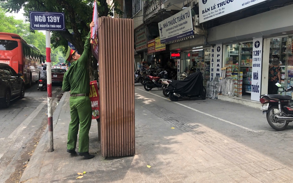 C&ocirc;ng an phường Điện Bi&ecirc;n tiến h&agrave;nh kiểm tra, xử l&yacute; vi phạm trật tự đ&ocirc; thị tr&ecirc;n phố Nguyễn Th&aacute;i Học.