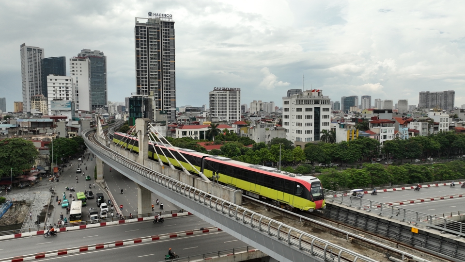 Đường sắt đ&ocirc; thị Nhổn - Ga H&agrave; Nội đoạn tr&ecirc;n cao vừa đưa v&agrave;o khai th&aacute;c. Ảnh: Phạm H&ugrave;ng