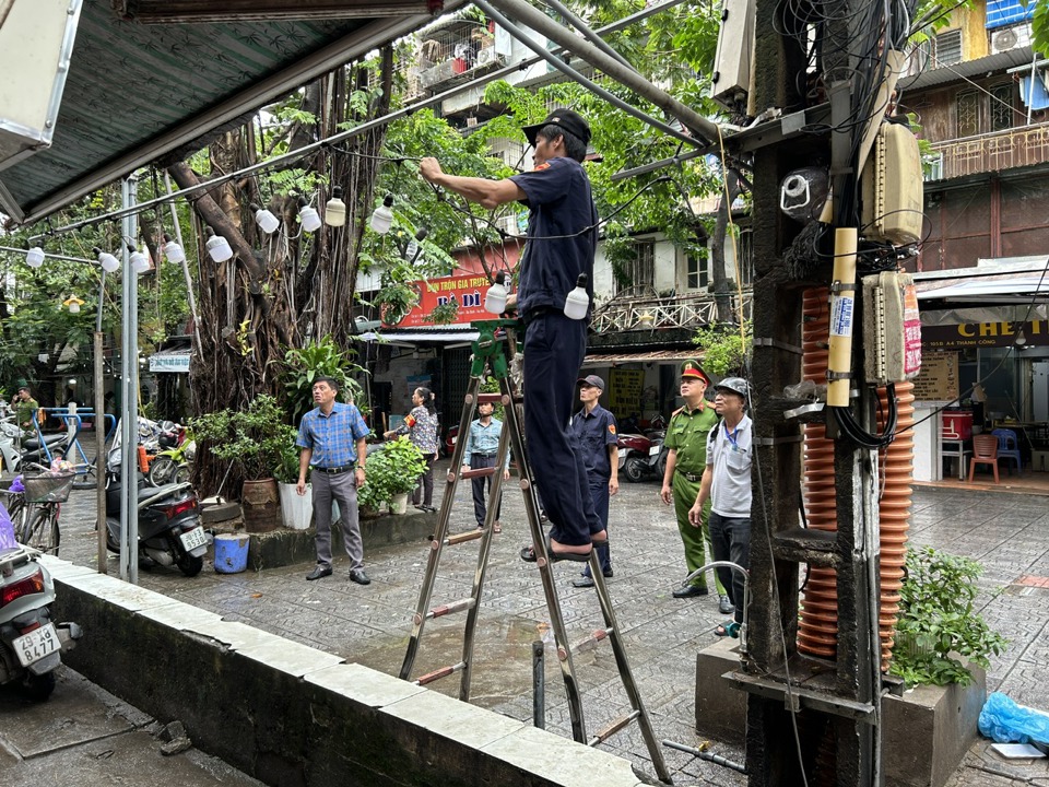 Lực lượng chức năng phường Th&agrave;nh C&ocirc;ng xử l&yacute; vi phạm trật tự đ&ocirc; thị trong khu tập thể Th&agrave;nh C&ocirc;ng.