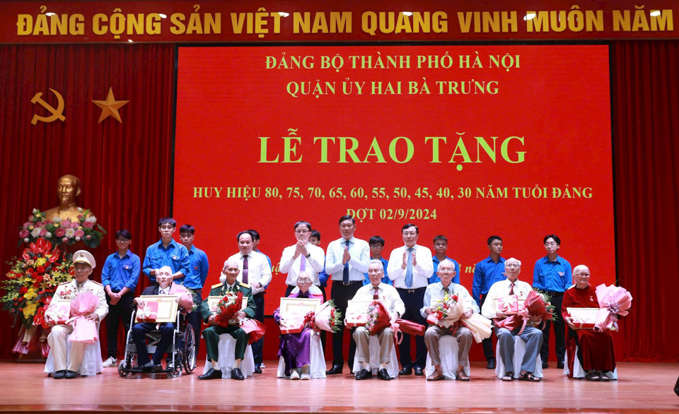 Trưởng ban D&acirc;n vận Th&agrave;nh ủy H&agrave; Nội Đỗ Anh Tuấn, B&iacute; thư Quận ủy Hai B&agrave; Trưng Nguyễn Văn Nam c&ugrave;ng l&atilde;nh đạo quận trao Huy hiệu Đảng v&agrave; hoa tặng c&aacute;c đảng vi&ecirc;n l&atilde;o th&agrave;nh