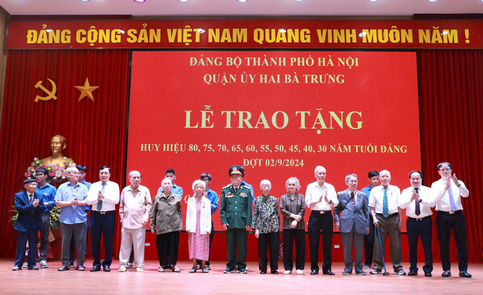 L&atilde;nh đạo Quận Hai B&agrave; Trưng trao Huy hiệu Đảng tặng c&aacute;c đảng vi&ecirc;n &nbsp;