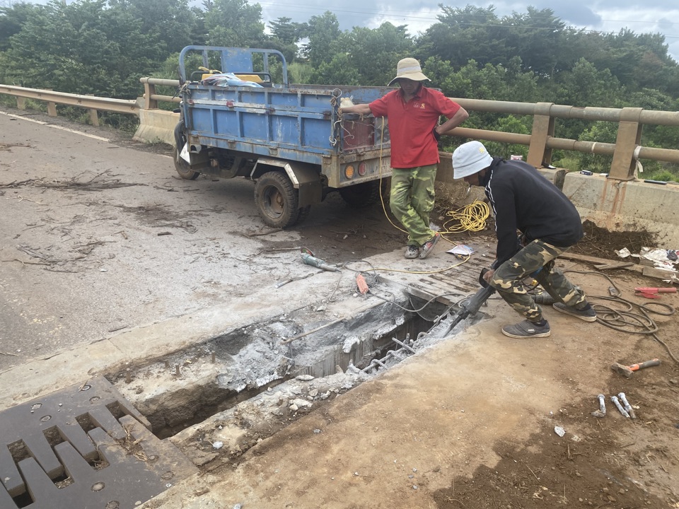 Đơn vị thi c&ocirc;ng khẩn trương sửa chữa&nbsp;mặt cầu hư hỏng .&nbsp;