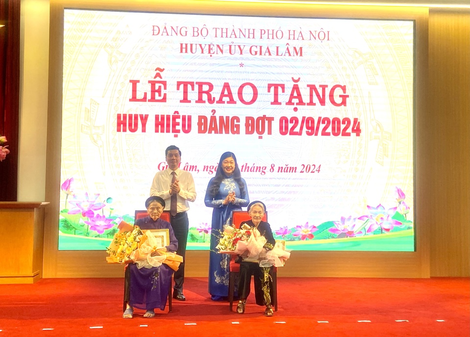 Chủ tịch Ủy ban MTTQ Việt Nam TP H&agrave; Nội Nguyễn Lan Hương v&agrave; B&iacute; thư Huyện ủy Gia L&acirc;m Nguyễn Việt H&agrave; trao Huy hiệu&nbsp;70 năm tuổi Đảng cho 2 đảng vi&ecirc;n l&atilde;o th&agrave;nh.