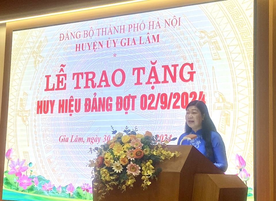 Chủ tịch Ủy ban MTTQ Việt Nam TP H&agrave; Nội Nguyễn Lan Hương ph&aacute;t biểu tại buổi lễ.