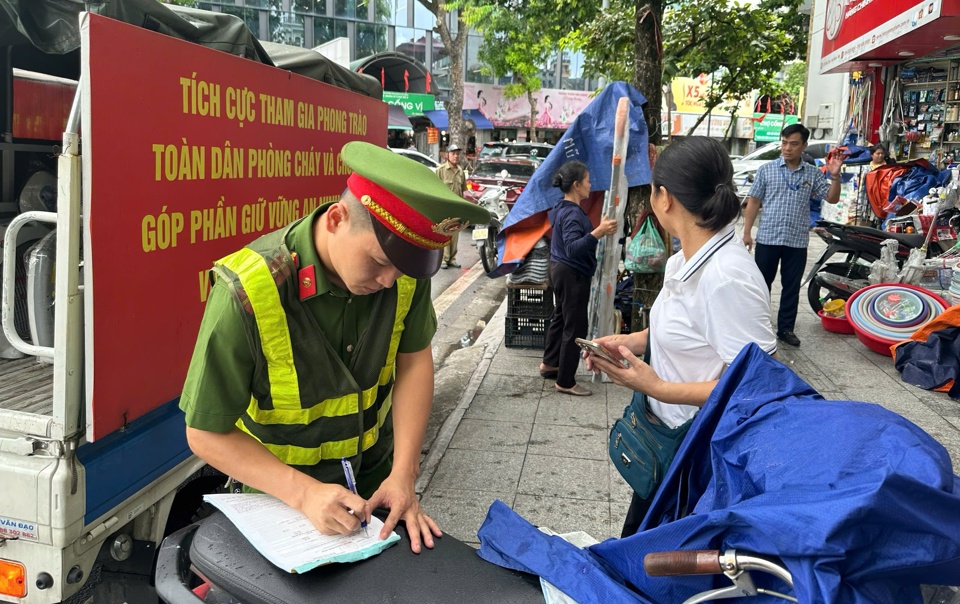 Đối với c&aacute;c trường hợp vi phạm, lực lượng chức năng phường Liễu Giai sẽ ki&ecirc;n quyết xử l&yacute; nghi&ecirc;m theo quy định của ph&aacute;p luật.