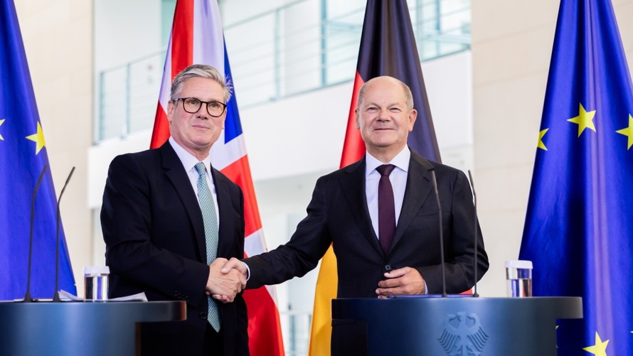 Thủ tướng Anh Keir Starmer v&agrave; Thủ tướng Đức Olaf Scholz tại Berlin, ng&agrave;y 28/8. Ảnh: Reuters