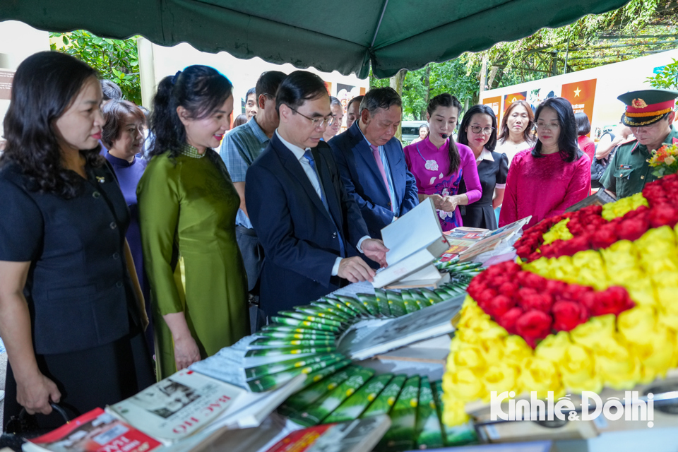 C&aacute;c đại biểu tham quan triển l&atilde;m.