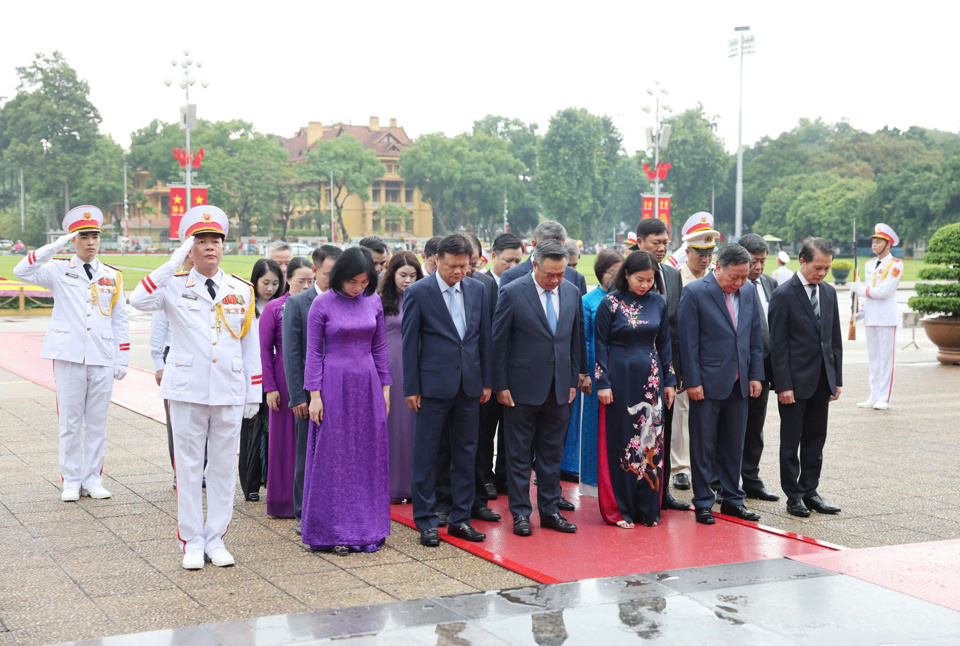 Đo&agrave;n đại biểu Th&agrave;nh uỷ, HĐND, UBND, Ủy ban MTTQ Việt Nam TP H&agrave; Nội th&agrave;nh k&iacute;nh tưởng nhớ Chủ tịch Hồ Ch&iacute; Minh.&nbsp;