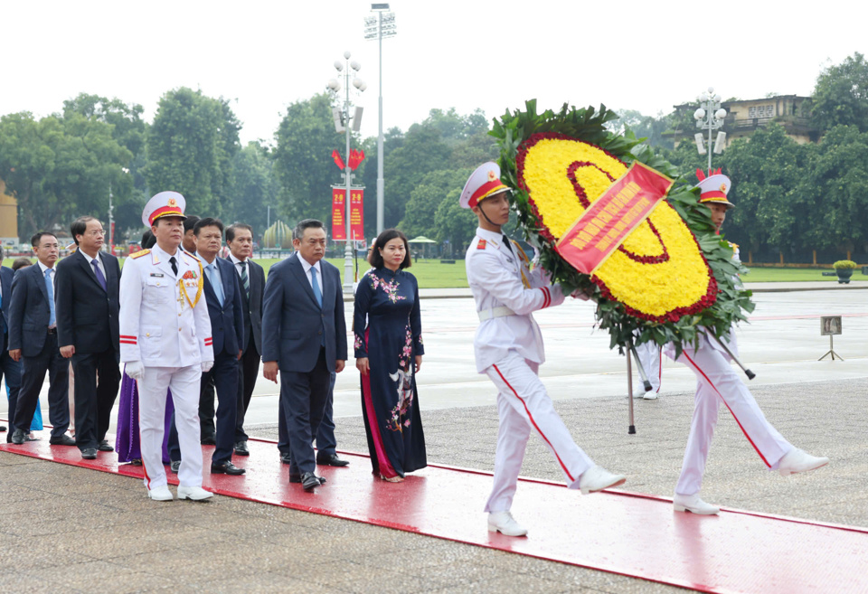 Đo&agrave;n đại biểu Th&agrave;nh ủy, HĐND, UBND, Ủy ban MTTQ Việt Nam TP H&agrave; Nội v&agrave;o Lăng viếng Chủ tịch Hồ Ch&iacute; Minh.&nbsp;