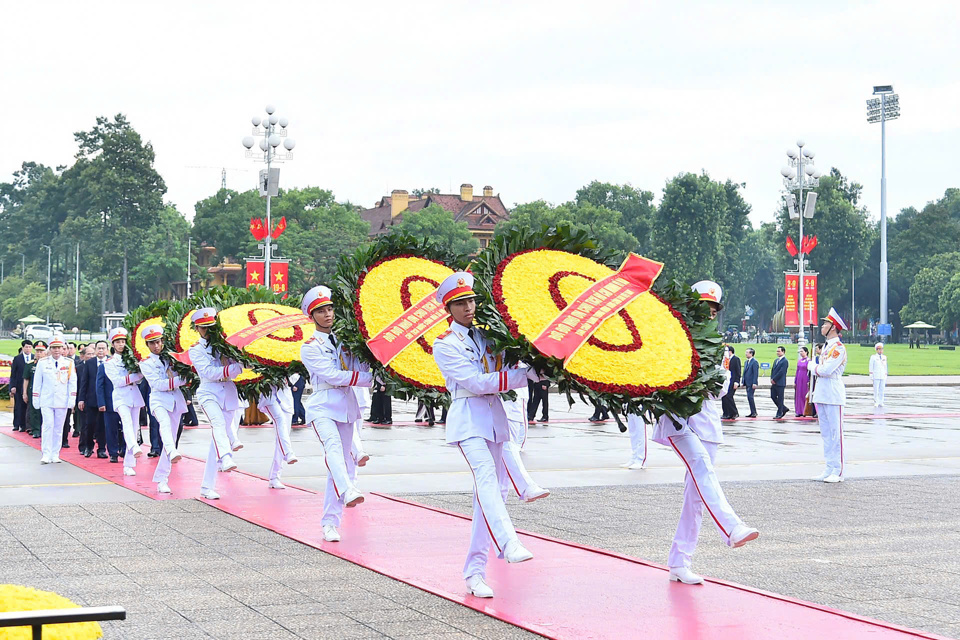 C&aacute;c đồng ch&iacute; l&atilde;nh đạo, nguy&ecirc;n l&atilde;nh đạo Đảng, Nh&agrave; nước đặt v&ograve;ng hoa v&agrave; v&agrave;o Lăng viếng Chủ tịch Hồ Ch&iacute; Minh.