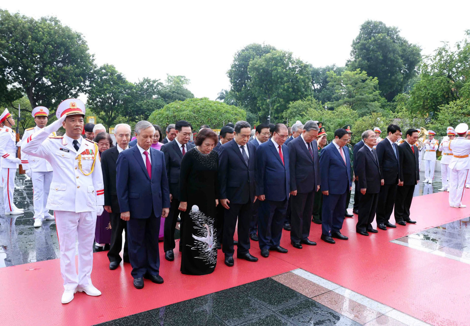 C&aacute;c đồng ch&iacute; l&atilde;nh đạo, nguy&ecirc;n l&atilde;nh đạo Đảng, Nh&agrave; nước tưởng niệm c&aacute;c Anh h&ugrave;ng liệt sĩ.