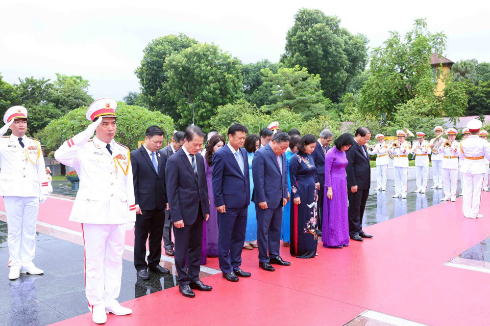 Đo&agrave;n đại biểu Th&agrave;nh uỷ, HĐND, UBND, MTTQ Việt Nam TP H&agrave; Nội đặt v&ograve;ng hoa, tưởng niệm c&aacute;c Anh h&ugrave;ng liệt sĩ.