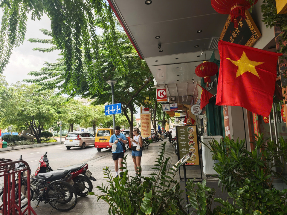 Tr&ecirc;n nhiều tuyến phố trung t&acirc;m TP Hồ Ch&iacute; Minh rực đỏ cờ hoa ch&agrave;o mừng ng&agrave;y lễ trọng đại của đất nước.