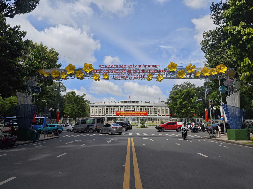 Tr&ecirc;n đường L&ecirc; Duẩn, trước Hội trường Thống Nhất được trang tr&iacute; biểu ngữ, cờ, hoa rực rỡ ch&agrave;o mừng 79 năm Quốc kh&aacute;nh 2/9.