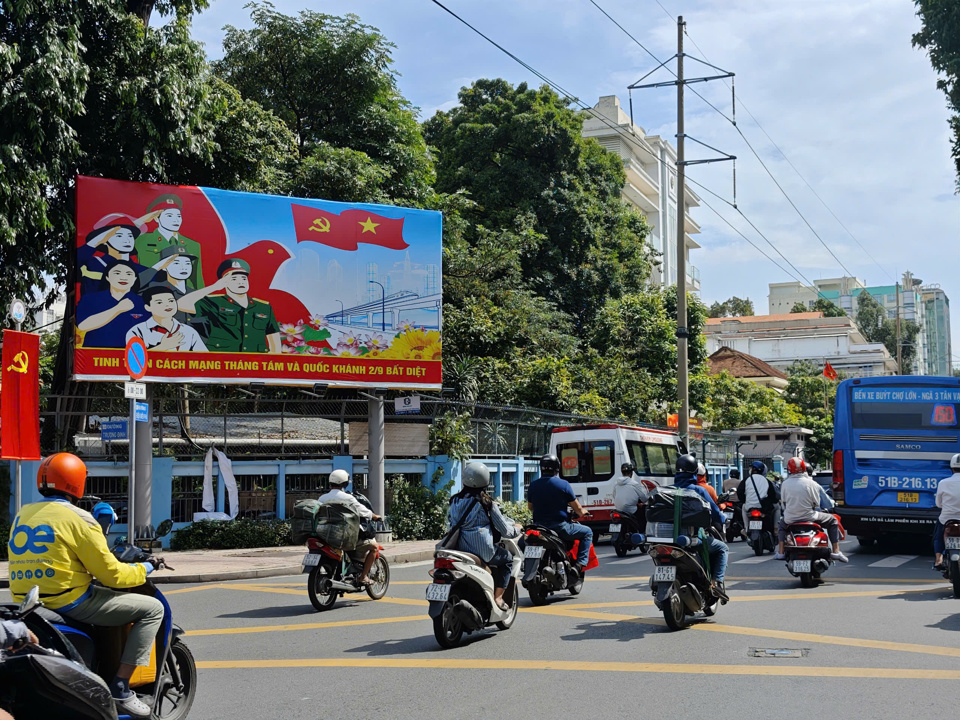 Pano cỡ lớn tr&ecirc;n đường Điện Bi&ecirc;n Phủ, Quận 3, TP Hồ Ch&iacute; Minh

Tr&ecirc;n đường L&ecirc; Duẩn, trước Hội trường Thống Nhất được trang tr&iacute; biểu ngữ, cờ, hoa rực rỡ ch&agrave;o mừng 79 năm Quốc kh&aacute;nh 2/9.


Pano ch&agrave;o mừng 79 năm Ng&agrave;y C&aacute;ch mạng th&aacute;ng T&aacute;m v&agrave; Quốc kh&aacute;nh 2/9 tại c&ocirc;ng vi&ecirc;n 30/4, Quận 1.


Pano ớn ch&agrave;o mừng kỷ niệm 79 năm Quốc kh&aacute;nh 2/9 trước UBND Quận 1.


Pano ch&agrave;o mừng 79 năm Quốc kh&aacute;nh 2/9 trước UBND TP Hồ Ch&iacute; Minh.