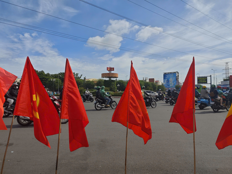 Tại v&ograve;ng xoay Ph&uacute; L&acirc;m, cửa ng&otilde; ph&iacute;a T&acirc;y TP Hồ Ch&iacute; Minh đ&atilde; rợp cờ đỏ v&agrave; khẩu hiệu ch&agrave;o mừng Ng&agrave;y lễ Quốc Kh&aacute;nh 2/9.