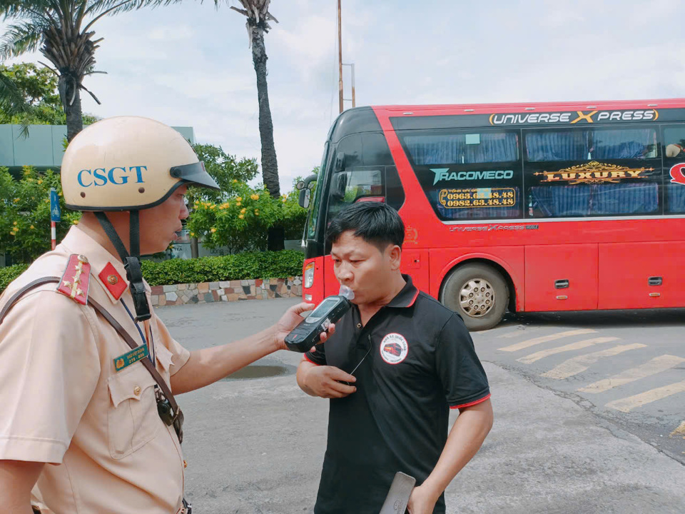 Lực lượng CSGT TP Hồ Ch&iacute; Minh kiểm tra nồng độ cồn đối v&eacute; t&agrave;i xế tại bến xe Miền Đ&ocirc;ng.