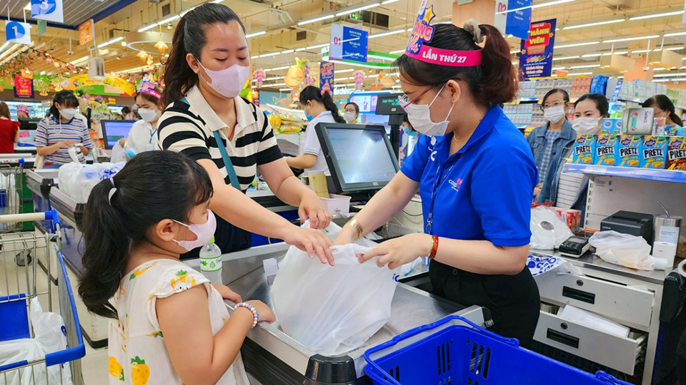 Người ti&ecirc;u d&ugrave;ng mua h&agrave;ng giảm gi&aacute; tại si&ecirc;u thị Co.op Mart. Ảnh: Ho&agrave;i Nam