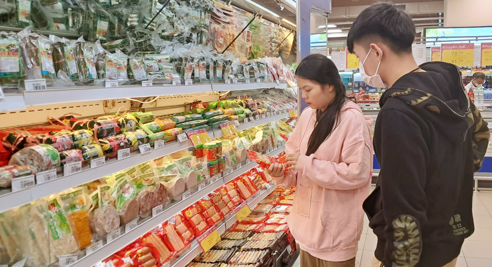 Người d&acirc;n mua thực phẩm ph&ograve;ng tr&aacute;nh b&atilde;o tại si&ecirc;u thị Co.op mart.&nbsp; Ảnh: Ho&agrave;i Nam