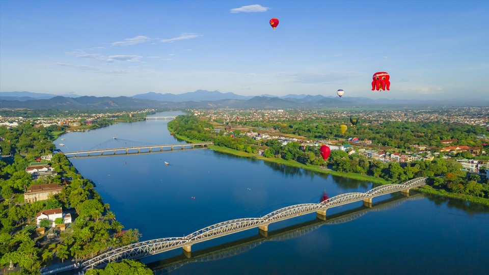 S&ocirc;ng Hương thơ mộng đoạn qua trung t&acirc;m TP Huế. Ảnh: L&ecirc; Đ&igrave;nh Ho&agrave;ng