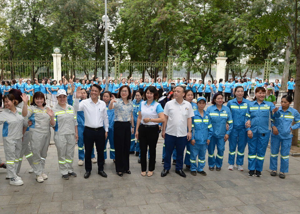 Hội Li&ecirc;n hiệp phụ nữ Quận Hai B&agrave; Trưng tổ chức ph&aacute;t động hưởng ứng Chuy&ecirc;n đề&nbsp;số 01/CĐ-BTV ''Chung tay x&oacute;a c&aacute;c điểm r&aacute;c, ch&acirc;n r&aacute;c l&agrave;m đẹp cảnh quan'' với sự tham gia của h&agrave;ng trăm c&aacute;n bộ, hội vi&ecirc;n