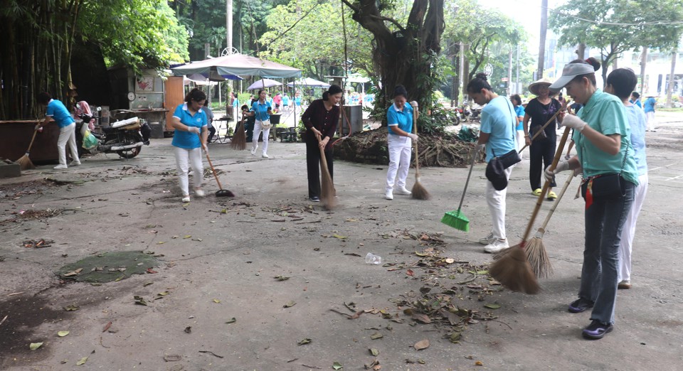 Hội vi&ecirc;n phụ nữ phường Thanh Nh&agrave;n (Quận Hai B&agrave; Trưng)&nbsp;tham gia tổng vệ sinh m&ocirc;i trường trong C&ocirc;ng vi&ecirc;n Tuổi trẻ Thủ đ&ocirc;&nbsp;