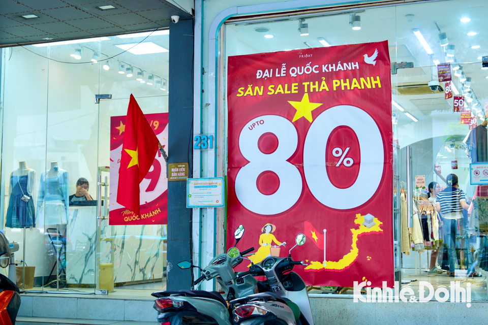 Nhiều cửa h&agrave;ng thời trang giảm gi&aacute; tới 80% trong ng&agrave;y Quốc kh&aacute;nh 2/9.