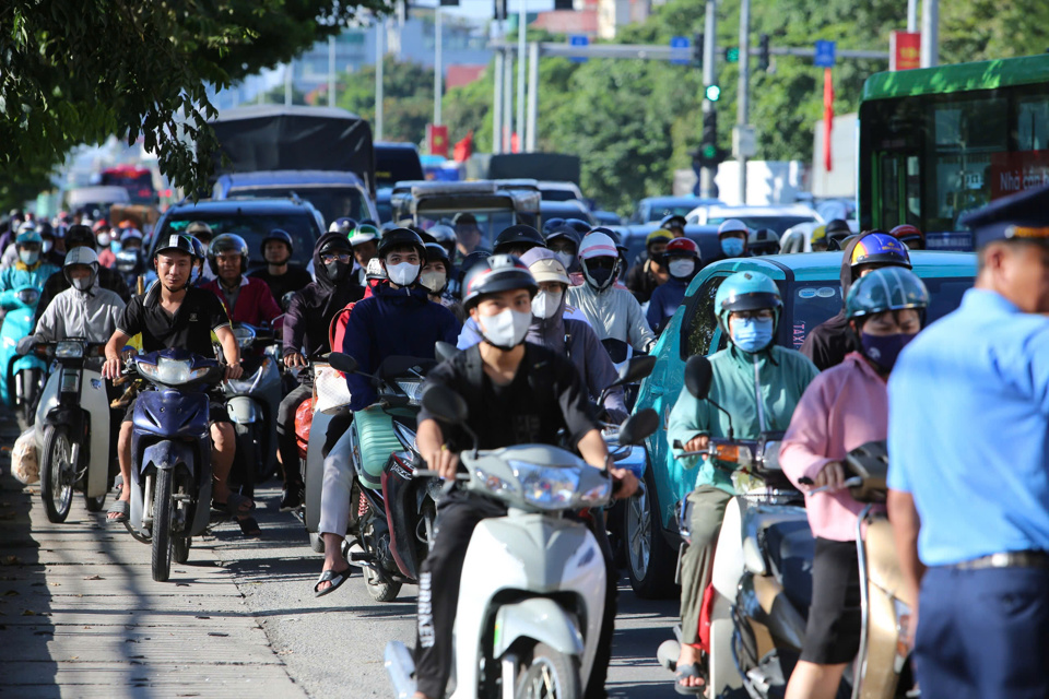 Người d&acirc;n tỏ ra mỏi khi phải di chuyển tr&ecirc;n đường đ&ocirc;ng đ&uacute;c phương tiện.