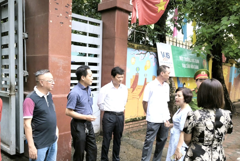 Ph&oacute; Chủ tịch UBND quận Đống Đa H&agrave; Anh Tuấn kiểm tra c&ocirc;ng t&aacute;c đảm bảo trật tự đ&ocirc; thị tại khu vực cổng c&aacute;c trường học tr&ecirc;n địa b&agrave;n.