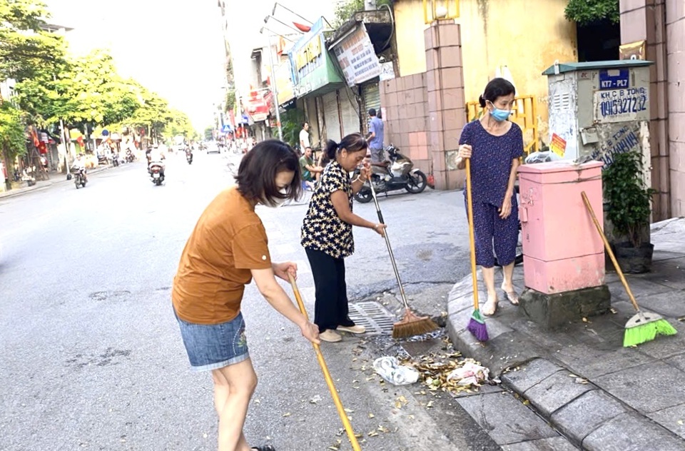 Người d&acirc;n t&iacute;ch cực tham gia bảo đảm vệ sinh m&ocirc;i trường tr&ecirc;n c&aacute;c tuyến phố.