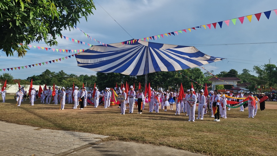 Trong kh&ocirc;ng kh&iacute; c&ugrave;ng khắp cả nước đ&oacute;n ch&agrave;o kỷ niệm ng&agrave;y lễ lớn của d&acirc;n tộc, khắp nơi tại Nghệ An diễn ra nhiều hoạt động lễ, văn h&oacute;a, văn nghệ hết sứ vui tươi, rộn r&agrave;ng. Người d&acirc;n ở c&aacute;c địa phương từ miền biển tới miền n&uacute;i, người d&acirc;n tộc thiểu số lu&ocirc;n d&agrave;nh thời gian để tham gia c&aacute;c hoạt động tri &acirc;n, ch&agrave;o mừng.&nbsp;