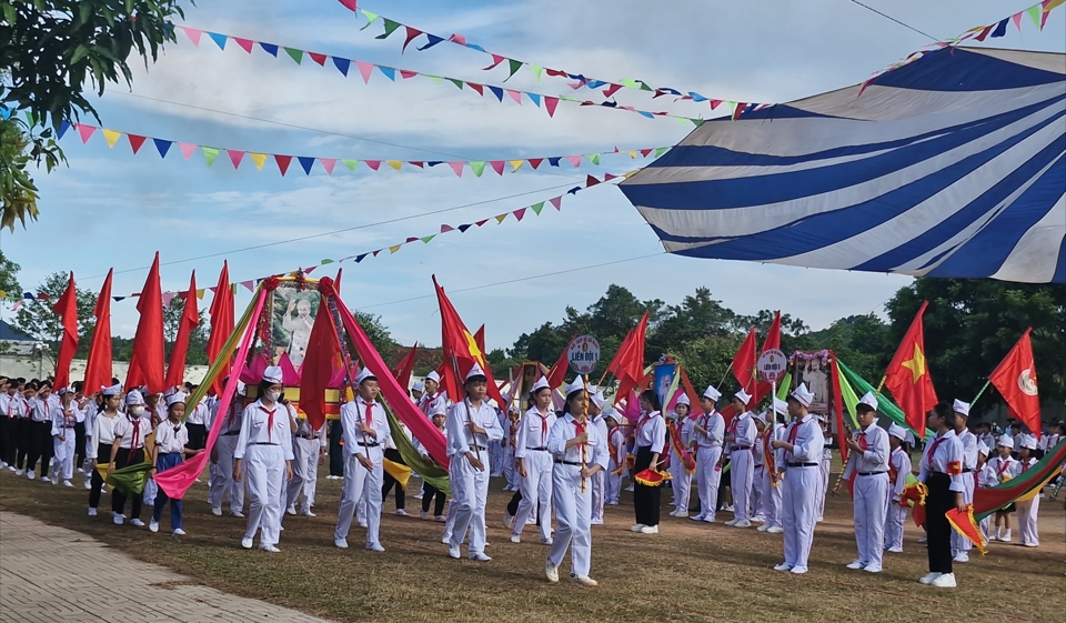 Rực rỡ cờ hoa, kh&ocirc;ng kh&iacute; trang nghi&ecirc;m, thi duyệt nghi thức Đội trở th&agrave;nh hội thi lớn trong t&acirc;m khảm bao người d&acirc;n, bao thế hệ, cho tới nay vẫn lu&ocirc;n được diễn ra v&agrave;o c&aacute;c dịp lễ lớn trọng đại của đất nước.&nbsp;