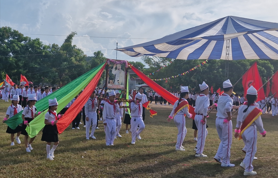 Đội vi&ecirc;n d&ugrave; độ tuổi c&ograve;n kh&aacute; nhỏ, tuy nhi&ecirc;n tham gia lại hết sức hăng say, tr&aacute;ch nhiệm. Với c&aacute;c em, được luyện tập, được đứng trong h&agrave;ng ngũ, được duyệt nghi thức Đội trong ng&agrave;y Lễ Quốc kh&aacute;nh l&agrave; một niềm tự h&agrave;o.&nbsp;