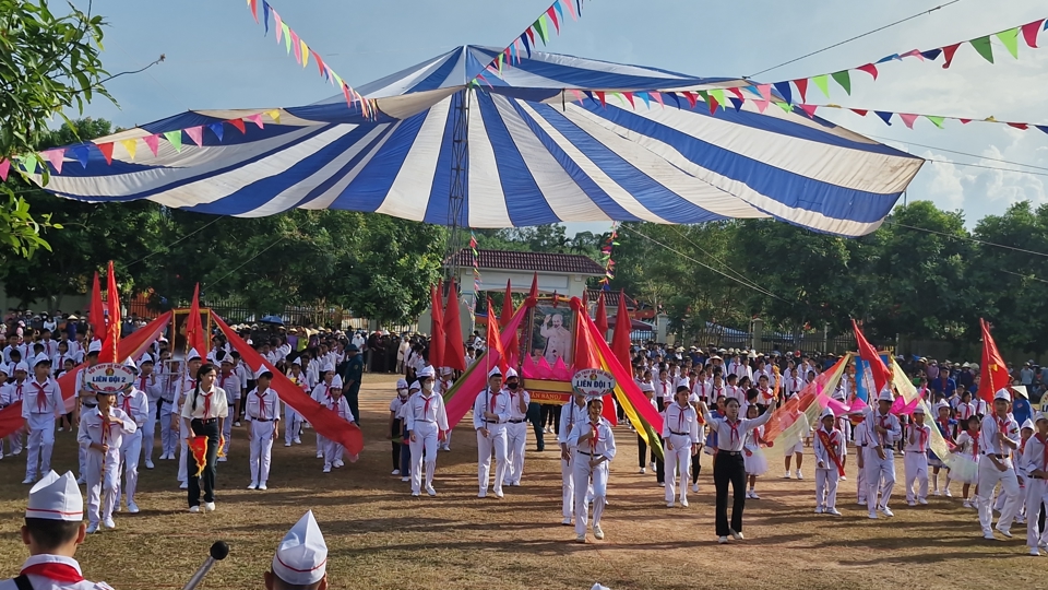 Tiếng trống đội vang l&ecirc;n gi&ograve;n gi&atilde; từng nhịp, những h&agrave;ng thẳng tắp nghi&ecirc;m trang, c&aacute;c đội vi&ecirc;n bước đều theo khẩu lệnh của chỉ huy, chậm r&atilde;i rước ảnh B&aacute;c Hồ tiến v&agrave;o lễ đ&agrave;i.