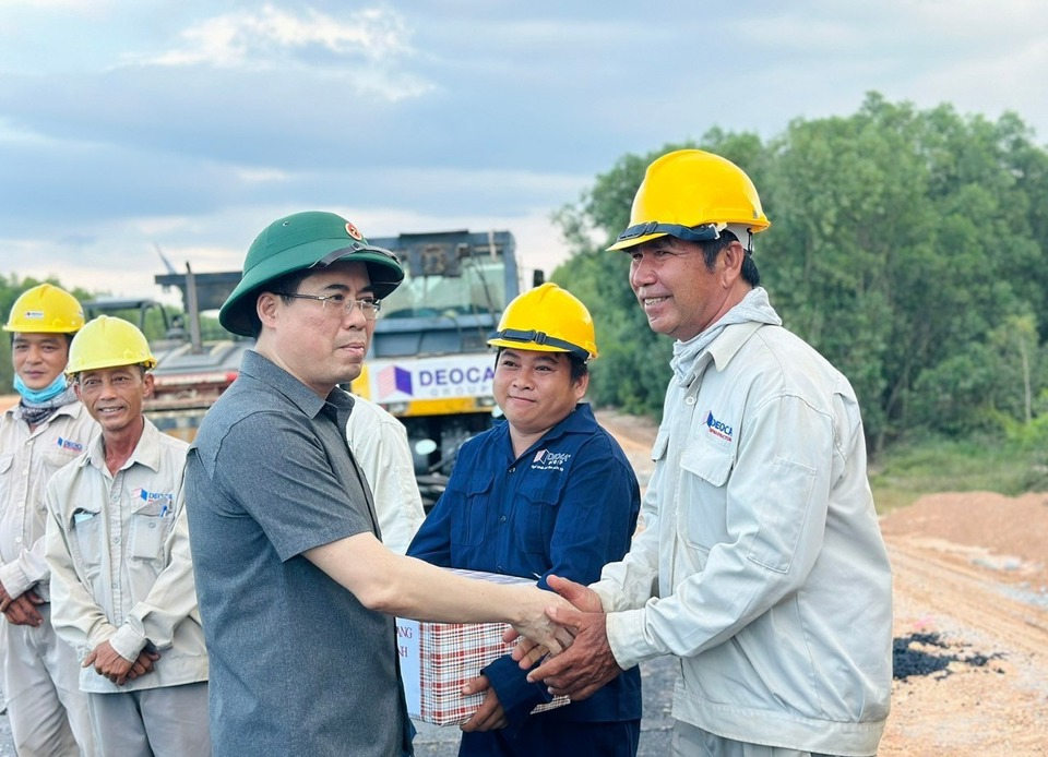 Mới đ&acirc;y, thị s&aacute;t dự &aacute;n cao tốc Quảng Ng&atilde;i- Ho&agrave;i Nhơn, Chủ tịch UBND tỉnh Quảng Ng&atilde;i Nguyễn Ho&agrave;ng Giang y&ecirc;u cầu Ban Quản l&yacute; Dự &aacute;n 2 (Bộ Giao th&ocirc;ng Vận tải), Tập đo&agrave;n Đ&egrave;o Cả phối hợp chặt chẽ với tỉnh, kịp thời b&aacute;o c&aacute;o những kh&oacute; khăn, vướng mắc ph&aacute;t sinh trong qu&aacute; tr&igrave;nh triển khai dự &aacute;n.&nbsp;