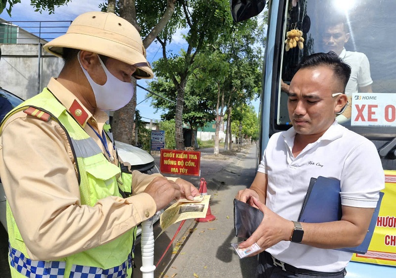 Tổ tuần tra kiểm so&aacute;t giao th&ocirc;ng quốc lộ 8A, ph&ograve;ng CSGT C&ocirc;ng an H&agrave; Tĩnh tiến h&agrave;nh kiểm tra việc chấp c&aacute;c quy định của người v&agrave; phương tiện tham giao th&ocirc;ng