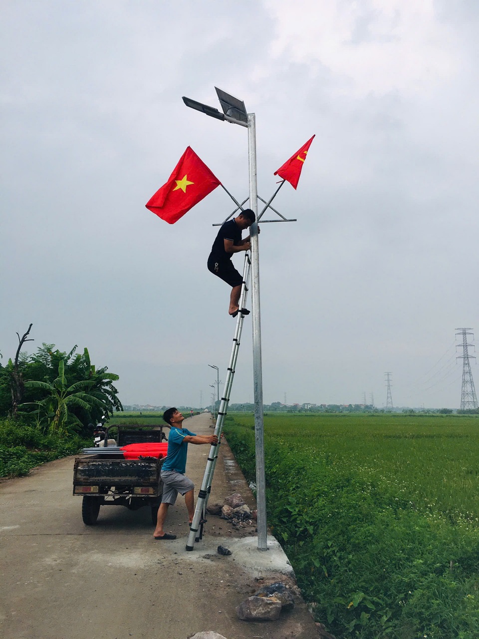 Trao cờ tổ quốc nh&acirc;n Quốc kh&aacute;nh 2/9 tr&ecirc;n c&aacute;c tuyến giao th&ocirc;ng ở x&atilde; Ho&agrave;ng&nbsp; Diệu