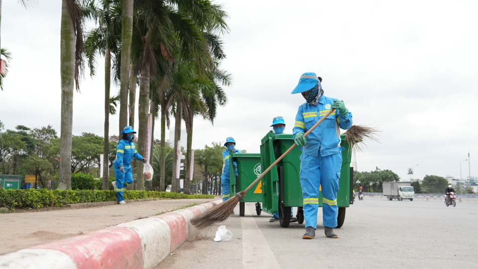 C&ocirc;ng nh&acirc;n vệ sinh m&ocirc;i trường tăng cường duy tr&igrave; tr&ecirc;n c&aacute;c tuyến đường.