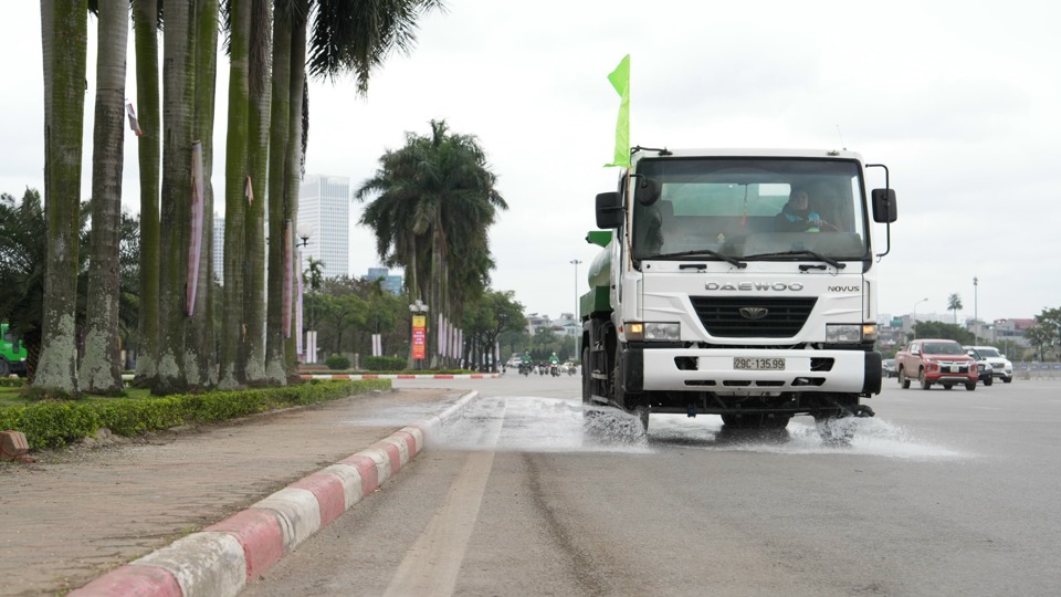 H&agrave;ng loạt phương tiện, m&aacute;y m&oacute;c được huy động để phục vụ tốt nhất nhu cầu đi lại của Nh&acirc;n d&acirc;n trong dịp nghỉ lễ 2/9.