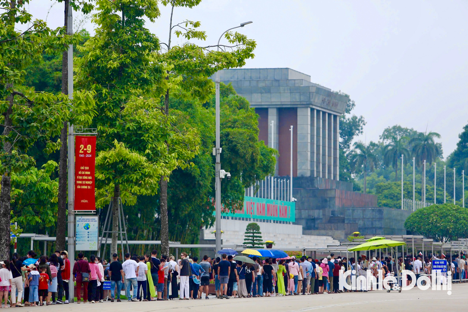 C&agrave;ng về trưa d&ograve;ng người xếp h&agrave;ng v&agrave;o Lăng viếng B&aacute;c ng&agrave;y một đ&ocirc;ng. H&ograve;a chung kh&ocirc;ng khi trang nghi&ecirc;m của ng&agrave;y Quốc kh&aacute;nh 2/9, người d&acirc;n cũng &yacute; thức việc giữ trật tự v&agrave; văn h&oacute;a ứng xử.