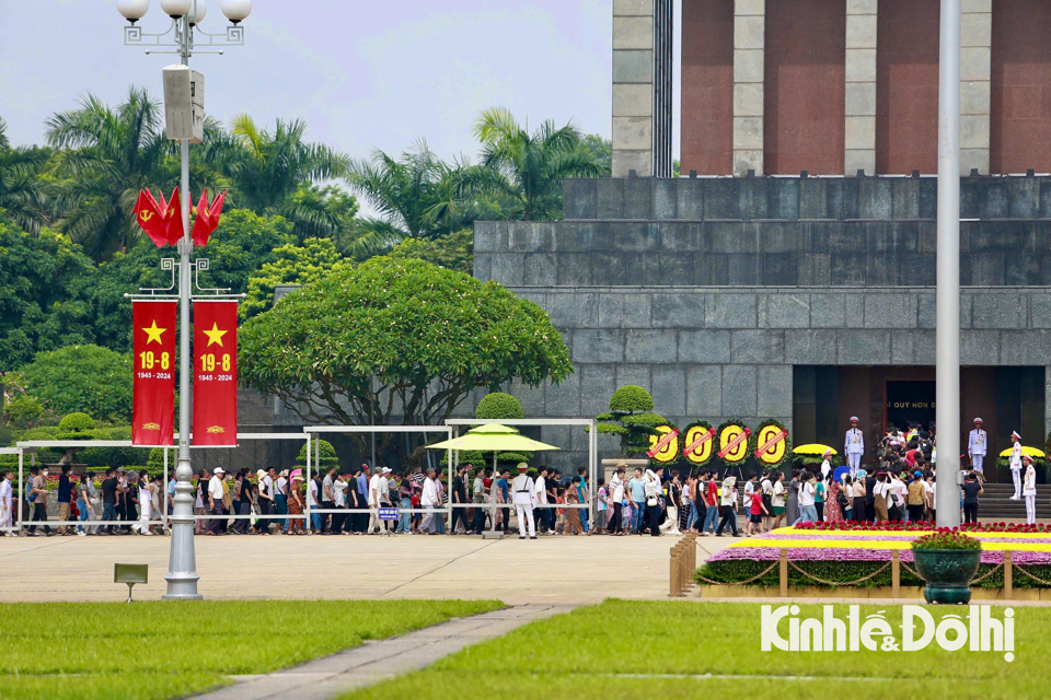 D&ugrave; thời tiết tại H&agrave; Nội kh&aacute; oi, nhưng d&ograve;ng người rất đ&ocirc;ng đổ về Lăng dịp lễ Quốc kh&aacute;nh 2/9.