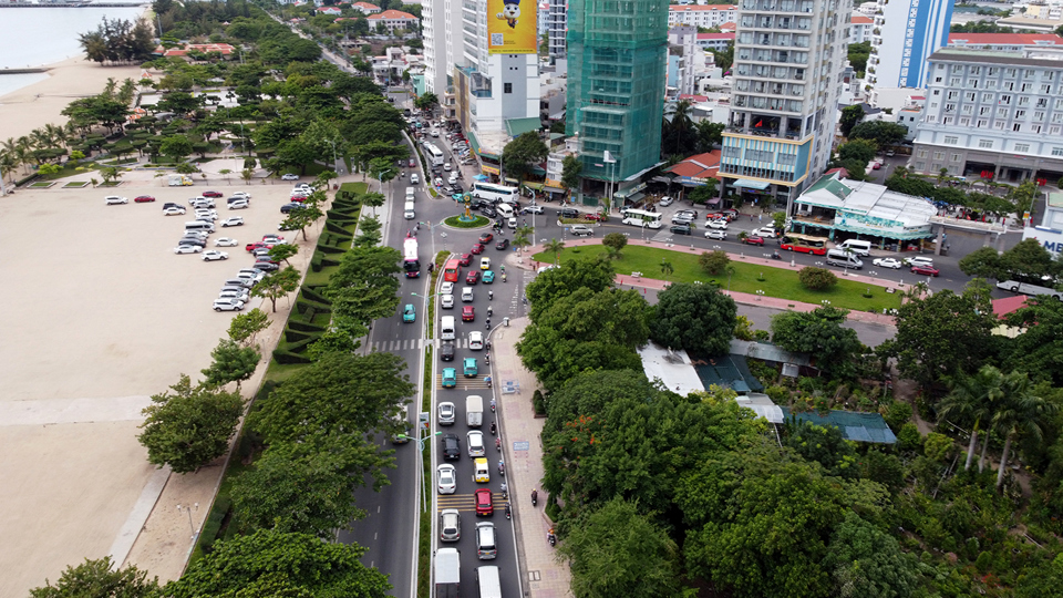 Theo người d&acirc;n khu vực n&agrave;y, khoảng 8 giờ 30 ph&uacute;t, c&aacute;c phương tiện c&ugrave;ng l&uacute;c đổ dồn về v&ograve;ng xoay Trần Ph&uacute; - Ho&agrave;ng Diệu khiến khu vực n&agrave;y &ugrave;n ứ giao th&ocirc;ng. Theo đ&oacute;, tr&ecirc;n đường biển Trần Ph&uacute; v&agrave; Ho&agrave;ng Diệu c&aacute;c phương tiện nối đu&ocirc;i nhau di chuyển chậm.