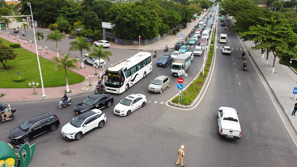 Những năm qua, v&agrave;o c&aacute;c dịp lễ Tết, đoạn đường n&agrave;y thường xảy ra t&igrave;nh trạng tương tự. Bởi khu vực ph&iacute;a Nam đường Trần Ph&uacute; ngo&agrave;i Viện Hải dương học, Bến t&agrave;u du lịch Nha Trang (nơi đi c&aacute;c tour biển đảo) c&ograve;n c&oacute; c&aacute;p treo v&agrave; bến t&agrave;u Vinpearl để qua khu vui chơi b&ecirc;n H&ograve;n Tre. Do đ&oacute;, du kh&aacute;ch thường c&ugrave;ng xuất ph&aacute;t từ c&aacute;c kh&aacute;ch sạn khu trung t&acirc;m TP Nha Trang sau khi ăn s&aacute;ng n&ecirc;n c&aacute;c phương tiện giao th&ocirc;ng tăng đột biến g&acirc;y &ugrave;n ứ k&eacute;o d&agrave;i.