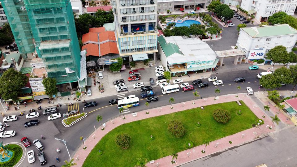 C&aacute;c phương tiện tham gia giao th&ocirc;ng tr&ecirc;n đường Ho&agrave;ng Diệu cũng di chuyển chậm khi về đến v&ograve;ng xoay.