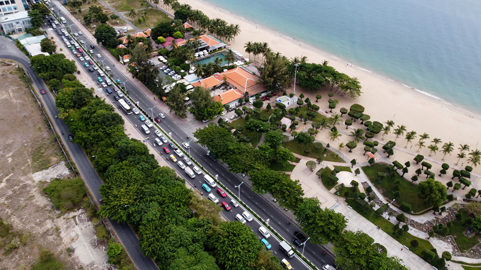 Trong đ&oacute;, y&ecirc;u cầu c&aacute;c đơn vị tăng cường c&ocirc;ng t&aacute;c tuần tra, kiểm so&aacute;t, xử l&yacute; nghi&ecirc;m c&aacute;c h&agrave;nh vi vi phạm trật tự, an to&agrave;n giao th&ocirc;ng; chủ động x&acirc;y dựng c&aacute;c giải ph&aacute;p hiệu quả, đồng bộ để ph&ograve;ng ngừa tai nạn giao th&ocirc;ng, giữ g&igrave;n trật tự an to&agrave;n giao th&ocirc;ng; chịu tr&aacute;ch nhiệm to&agrave;n diện trước Chủ tịch UBND tỉnh về c&ocirc;ng t&aacute;c đảm bảo trật tự, an to&agrave;n giao th&ocirc;ng trong dịp nghỉ lễ Quốc kh&aacute;nh 2/9 v&agrave; Th&aacute;ng cao điểm an to&agrave;n giao th&ocirc;ng cho học sinh đến trường.