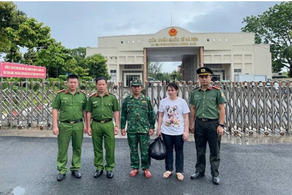 C&aacute;n bộ Đồn bi&ecirc;n ph&ograve;ng H&agrave; Ti&ecirc;n v&agrave; C&ocirc;ng an tỉnh Ki&ecirc;n Giang b&agrave;n giao L&yacute; Thị Lan cho C&ocirc;ng an tỉnh Lạng Sơn.&nbsp;