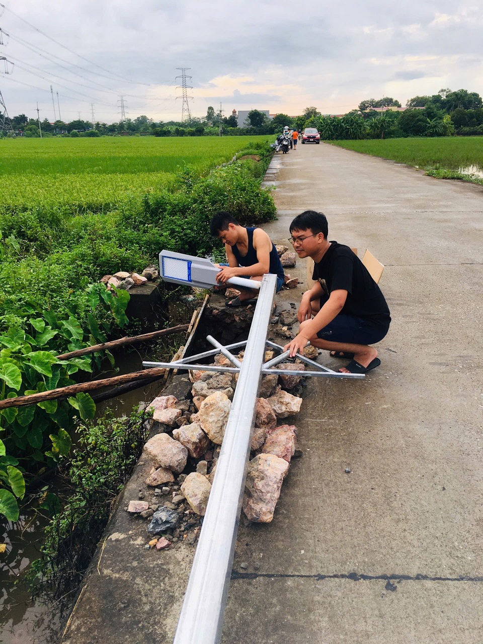 Bằng nguồn x&atilde; hội h&oacute;a, hệ thống chiếu s&aacute;ng c&ocirc;ng cộng ở x&atilde; Ho&agrave;ng Diệu đ&atilde; "đi trước một bước".