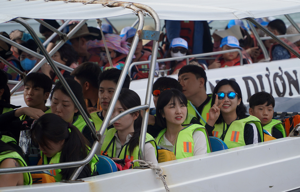 Để đảm bảo an to&agrave;n cho du kh&aacute;ch, trong thời gian qua, Bến t&agrave;u du lịch Nha Trang đ&atilde; phối hợp với cơ quan chức năng&nbsp;x&acirc;y dựng&nbsp;kế hoạch kiểm tra, xử l&yacute; c&aacute;c trường hợp kh&ocirc;ng chấp h&agrave;nh quy định ph&aacute;p luật cũng như nội quy bến t&agrave;u. Đối với những trường hợp n&agrave;y, Bến t&agrave;u du lịch Nha Trang sẽ từ chối đ&oacute;n, trả kh&aacute;ch.