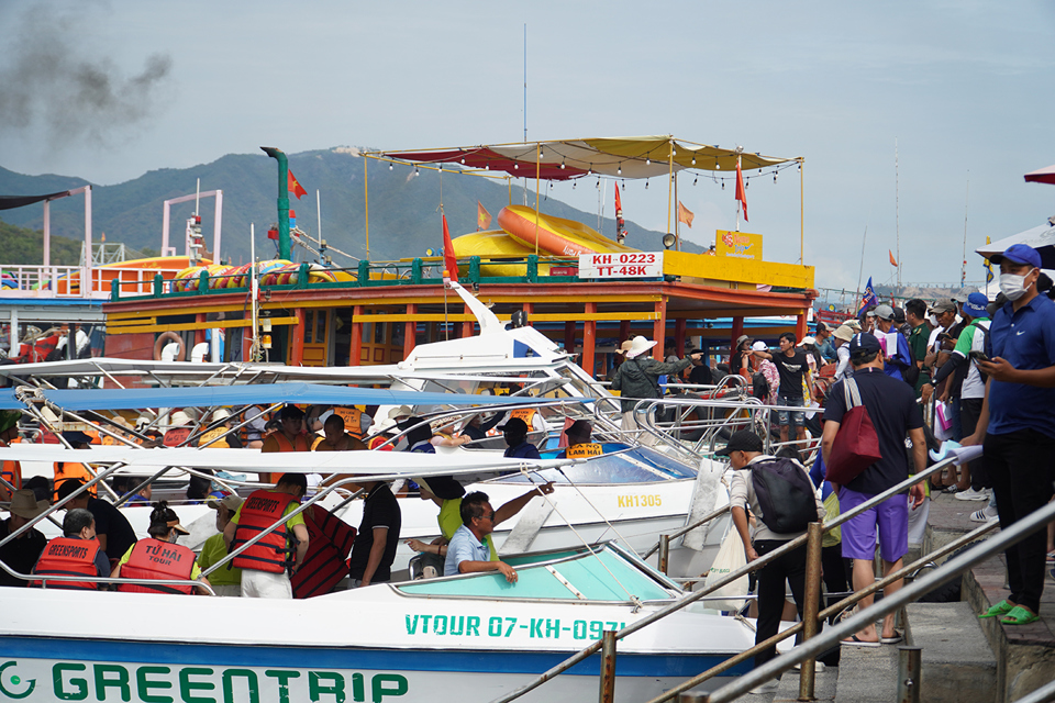 Ca n&ocirc; v&agrave; t&agrave;u gỗ ra v&agrave;o Bến t&agrave;u Du lịch Nha Trang li&ecirc;n tục để đưa đ&oacute;n kh&aacute;ch tham quan vịnh Nha Trang.