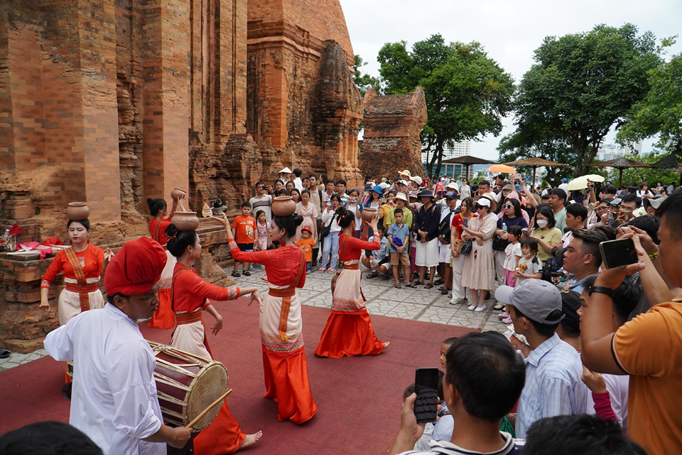 Th&aacute;p B&agrave; Ponagar cũng thu h&uacute;t đ&ocirc;ng đảo du kh&aacute;ch xem m&uacute;a Chăm v&agrave; ngắm c&aacute;c t&ograve;a th&aacute;p độc đ&aacute;o giữa l&ograve;ng TP Nha Trang.&nbsp;